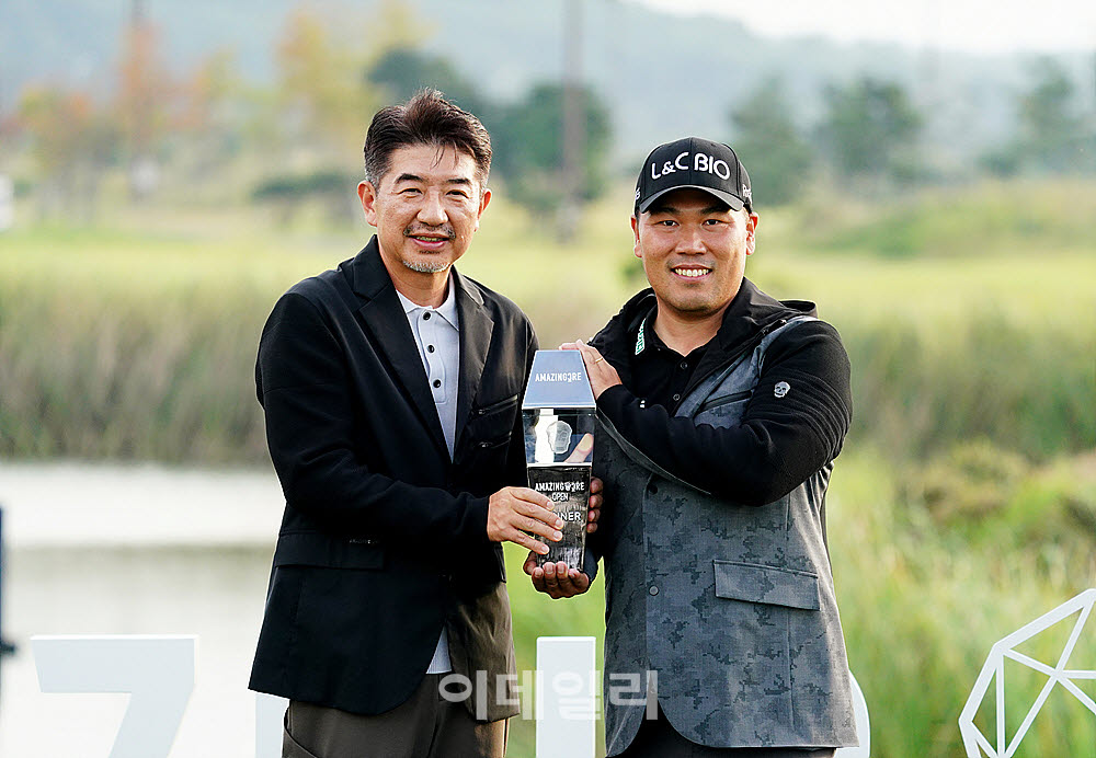 [포토] 이대한, 어메이징크리 인기완 대표로부터 우승 트로피