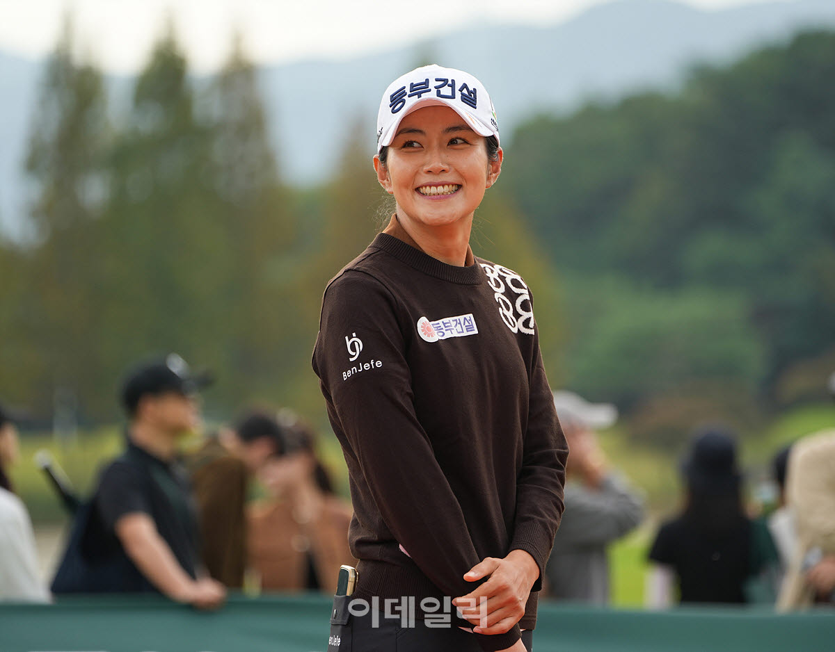 [포토]장수연,동료들의 축하에 미소만
