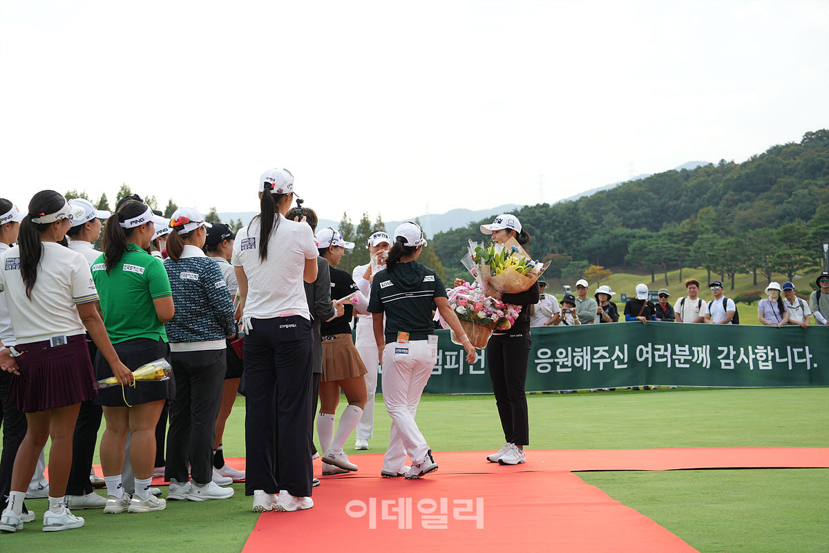 [포토]장수연,동료들의 축하 받으며