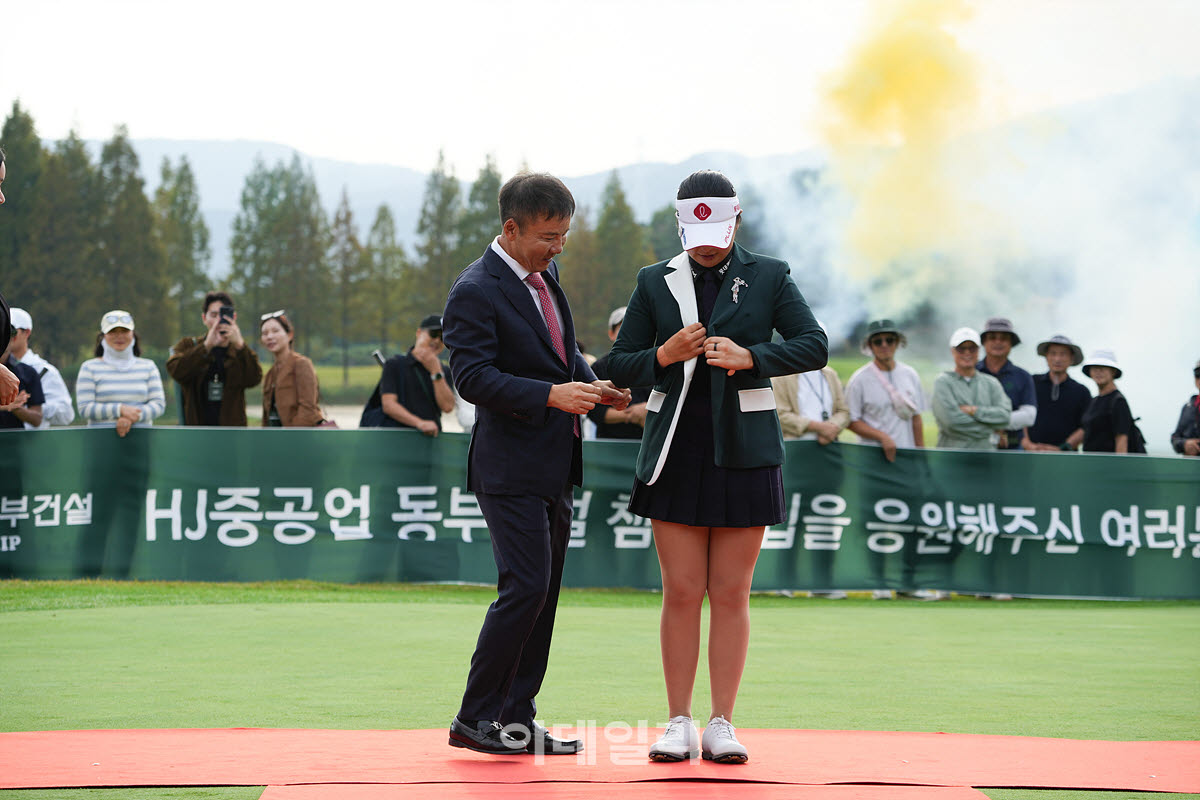 [포토]유현조,반갑다 우승 재킷
