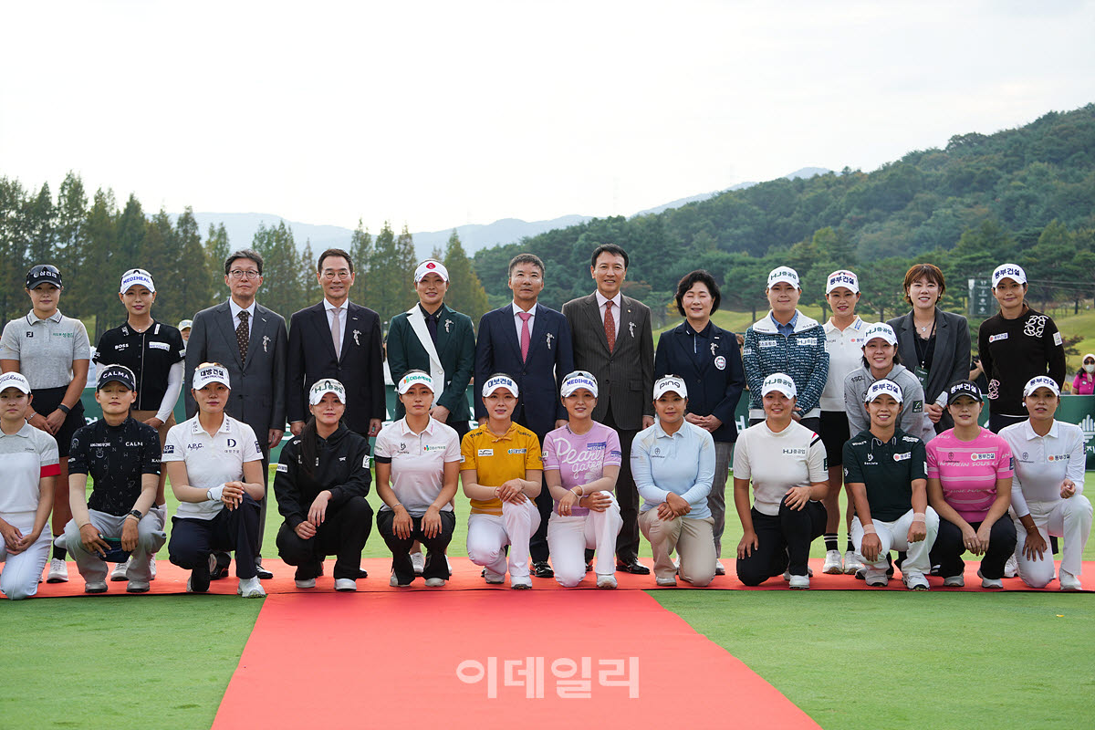 [포토]유현조,동료들과 우승의 기쁨을