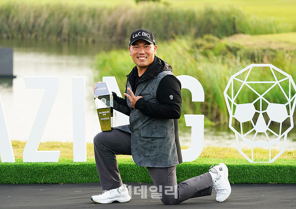 [포토] 이대한, 신설대회 초대 챔피언 영광