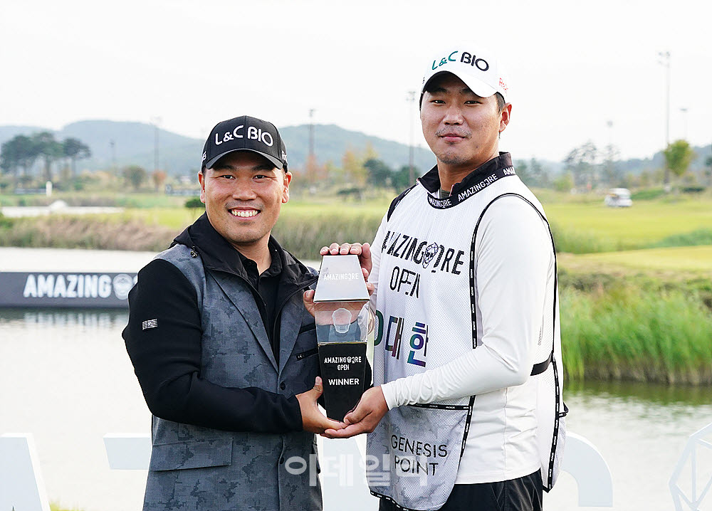 [포토] 이대한, 도움 준 캐디와 함께