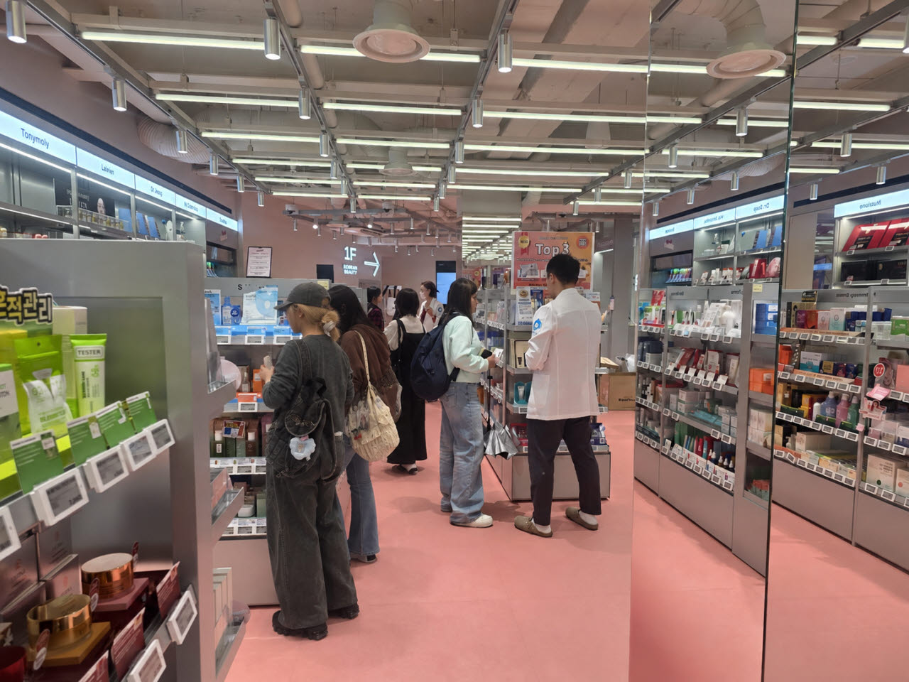 “손등에 바르고 약사에 묻고”…절반 이상이 외국인 ‘무신사 뷰티’[르포]