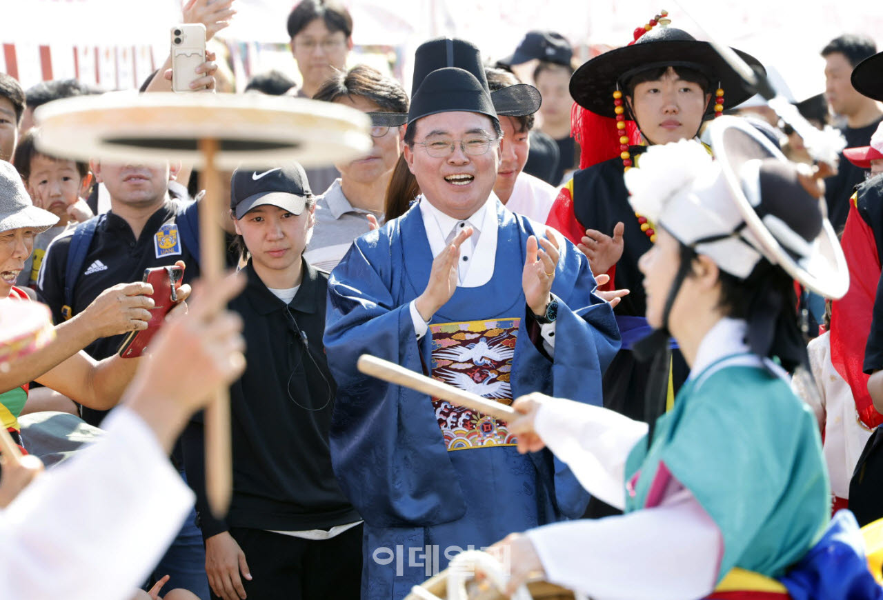 [포토] 허준으로 분장한 진교훈 강서구청장