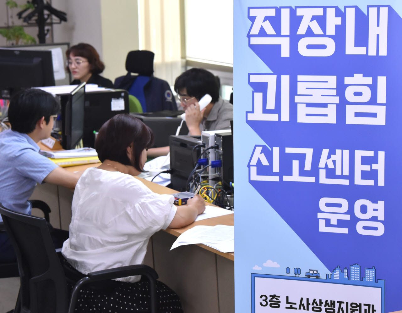 “인사 안 한 것도 아닌데”…후배에게 목례했다가 ‘괴롭힘 신고’ 위기