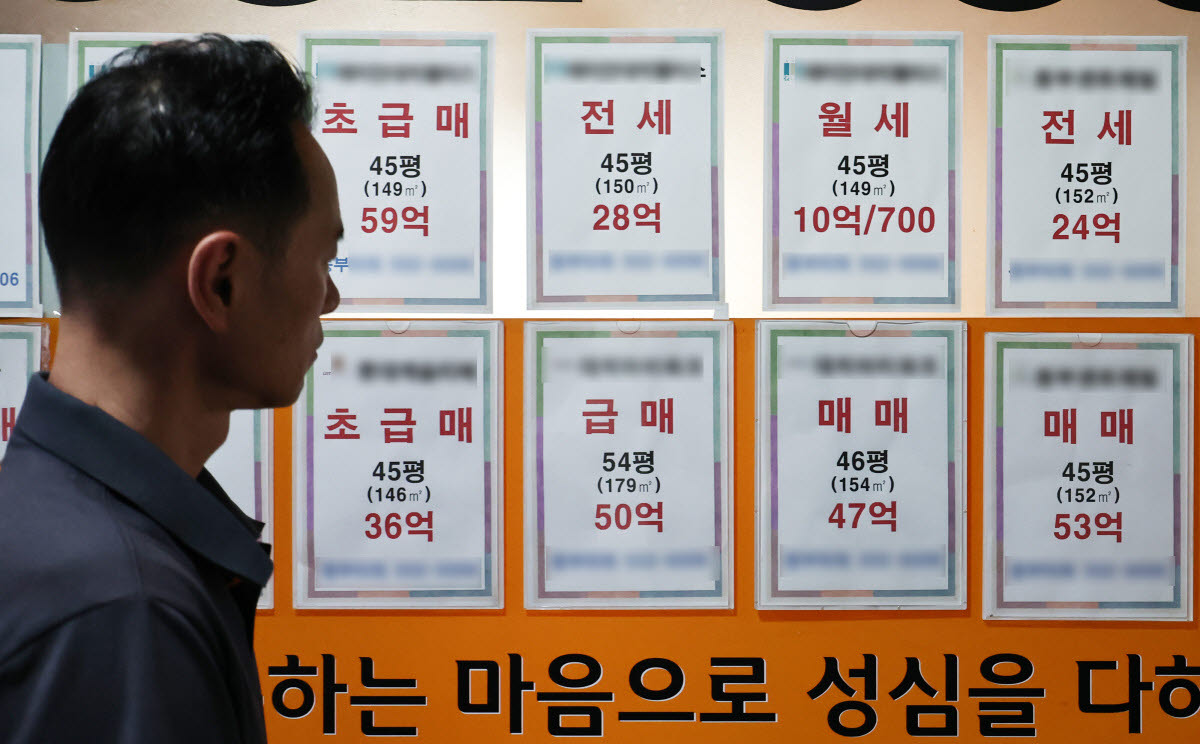 전세 씨 마르자…울며 겨자 먹기 ‘웃돈 갱신’