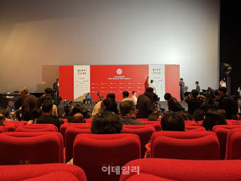 어딜 가나 '암살자(들)'→'재혼 황후' 관심…부국제 중간결산
