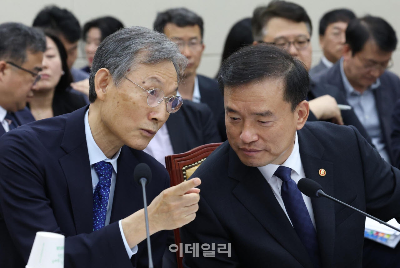 [포토]과방위 국정감사, '대화하는 김종철-고광헌'