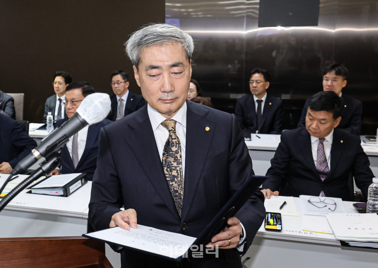 "확장 재정에 왜 말 없나"…신현송 "재정 지속가능성에 목소리 내겠다"