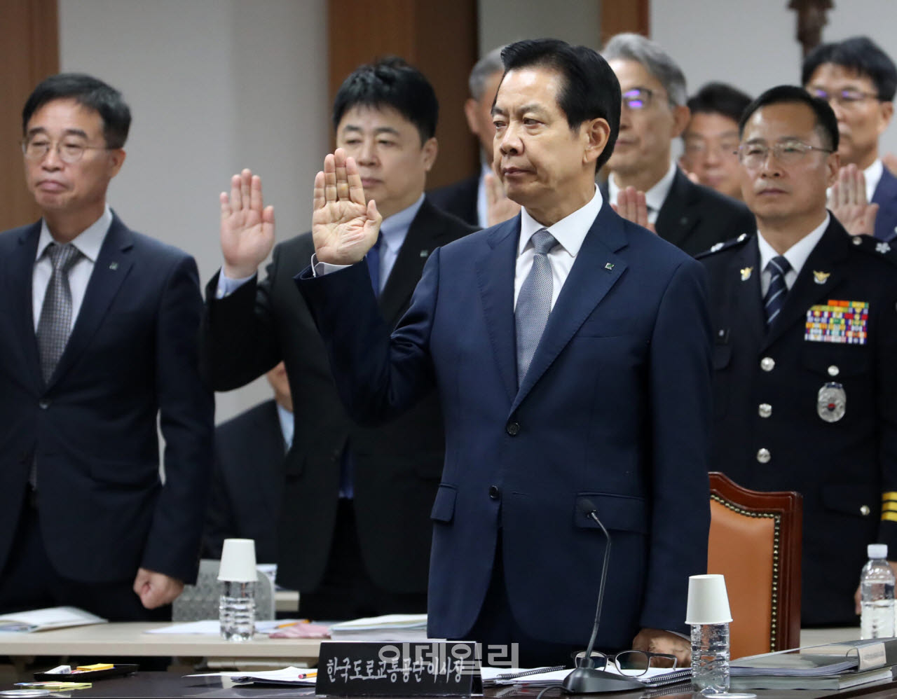 [포토] 증인선서하는 김희중 한국도로공단 이사장