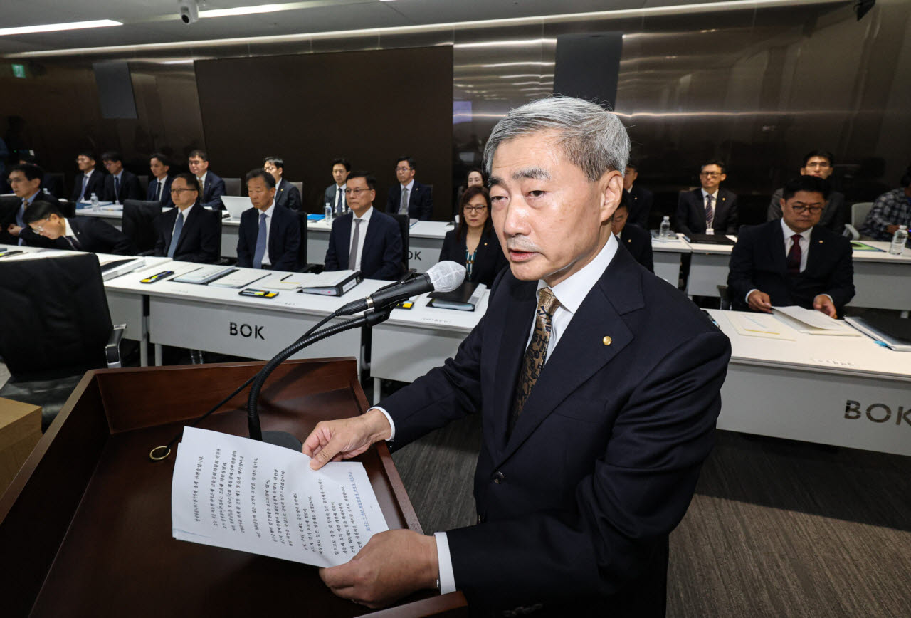 [포토]신현송 총재, 재정경제기획위원회 국정감사 업무보고