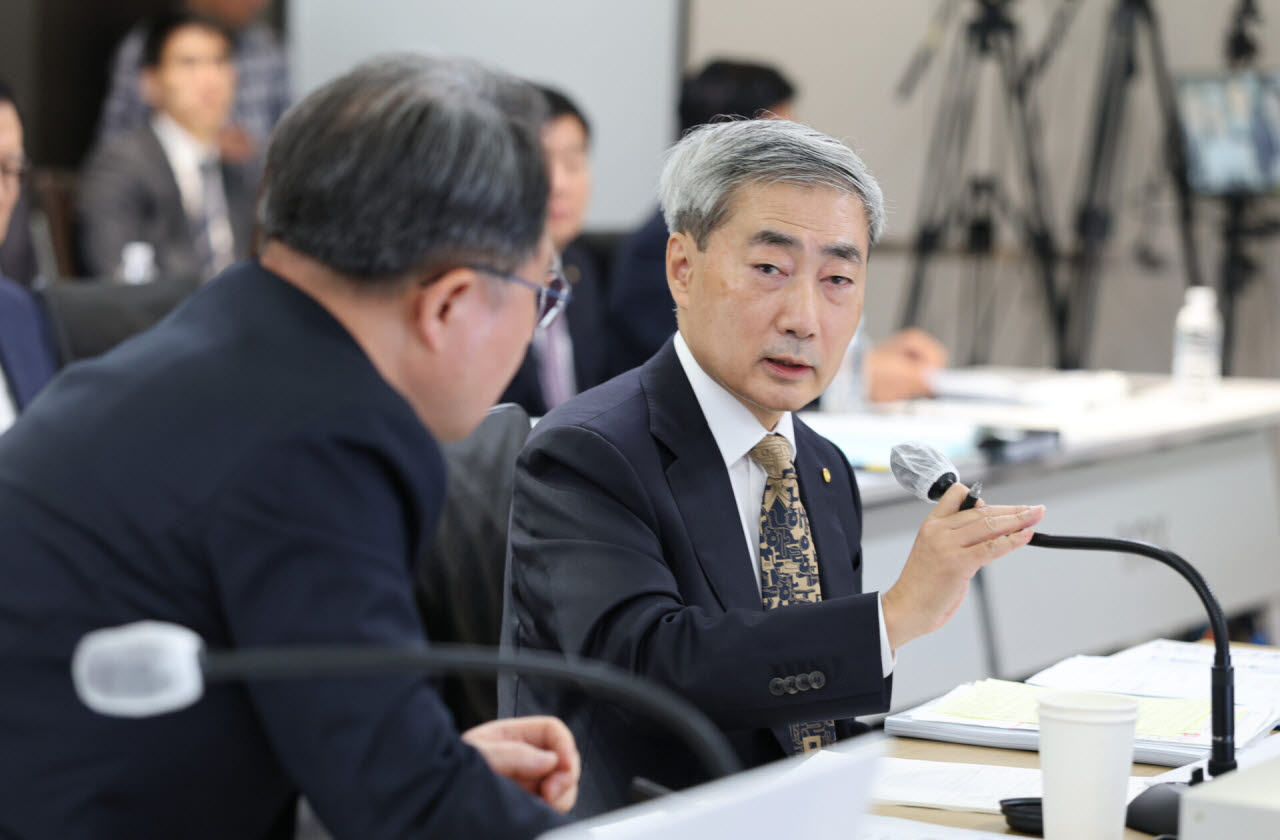 [포토]질문에 답하는 신현송 한국은행 총재