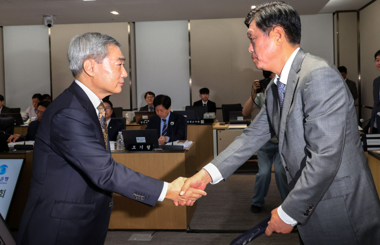 [포토]선서문 제출하는 신현송 한국은행 총재