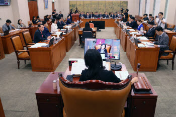국감서 '암살자(들)' 공방…"관람가 부적절"vs"해석할 권리"