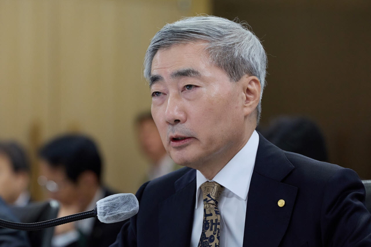 취임 후 첫 국감 선 신현송 총재…통화 긴축·확장 재정 '엇박자' 도마