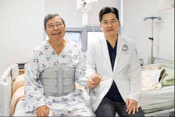 한국 방문 중 다리 마비…미국인 의사, 척추 수술 후 퇴원