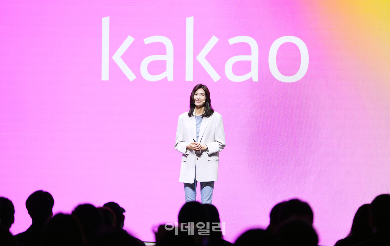 "생수 주문해줘" 한마디면 결제까지…카톡, 'AI 실행창'으로 진화