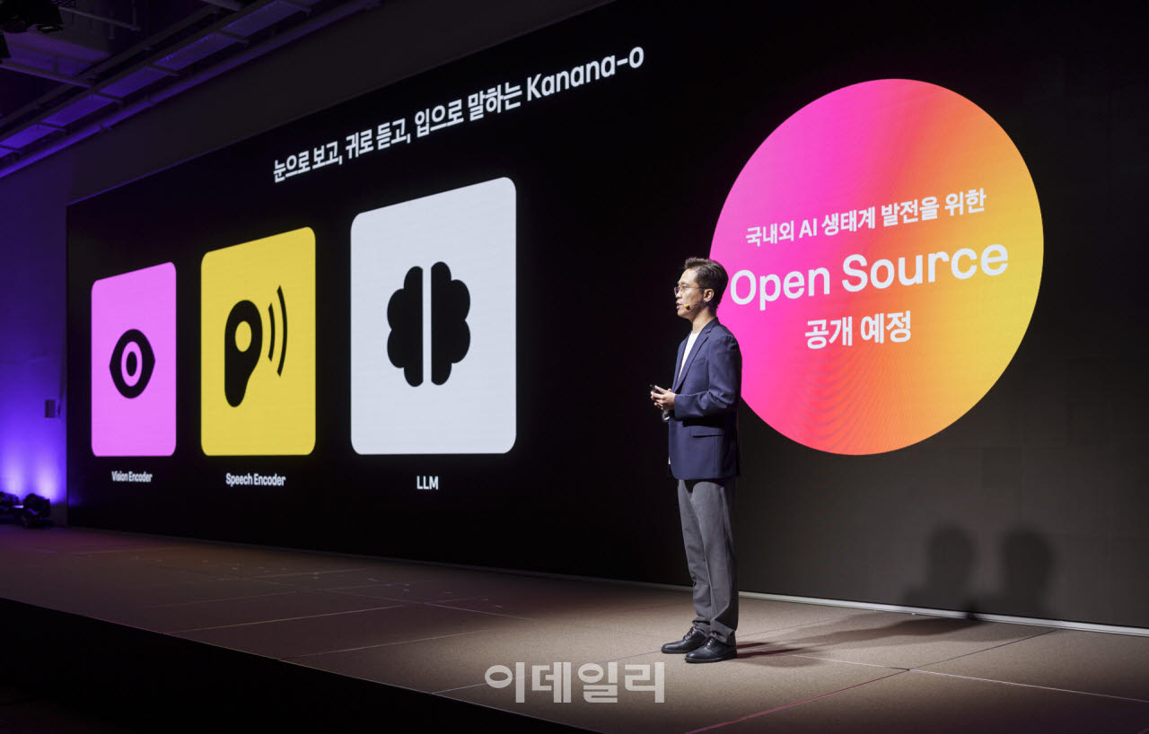 노병석 카카오 파운데이션 모델 개발 총괄 성과리더가 13일 경기 용인 카카오 AI 캠퍼스에서 열린 ‘이프카카오(if(kakao)26)’에서 기조연설을 하고 있다.(사진=카카오)