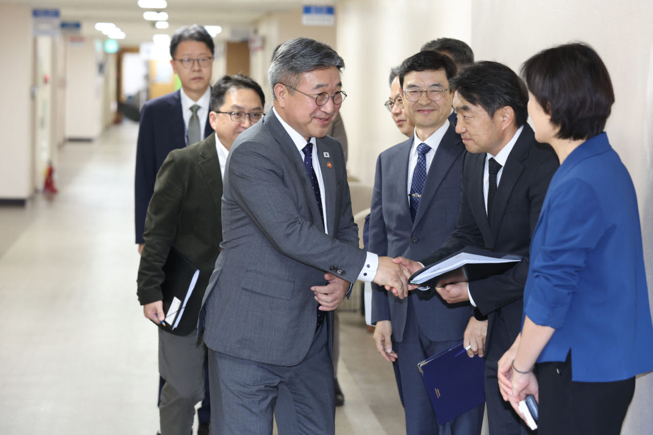 [포토]관계자들과 인사하는 윤호중 행안부 장관