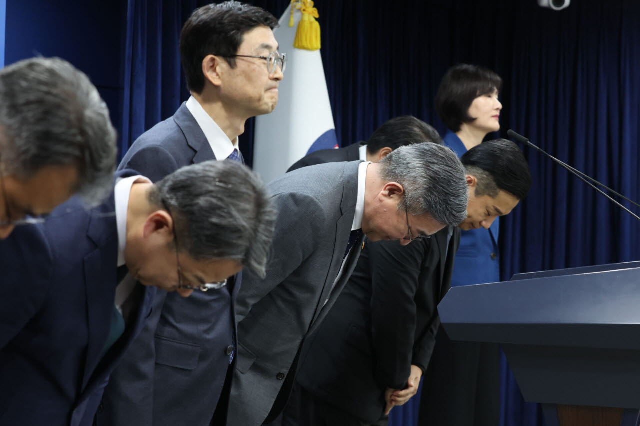 [포토]인사하는 윤호중 행안부 장관