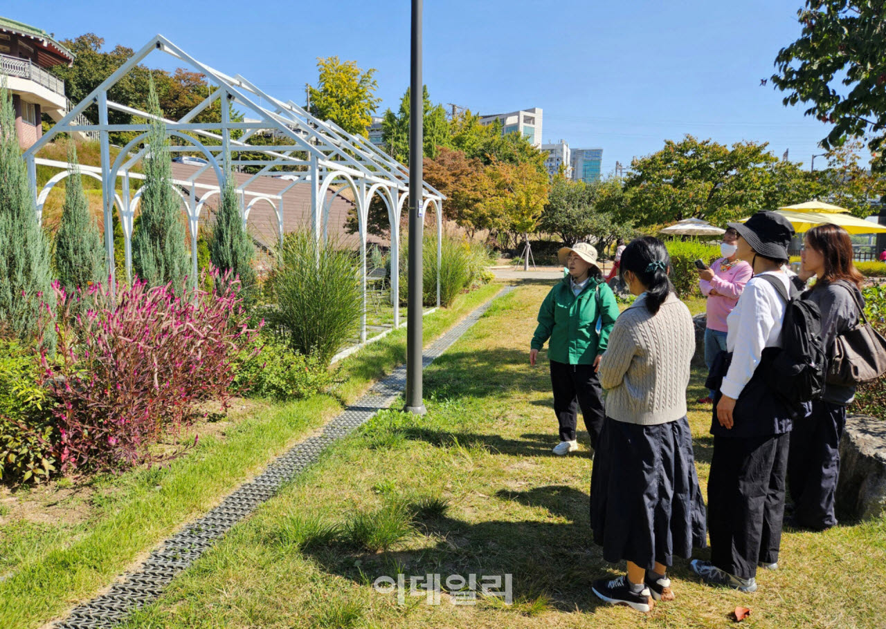 [포토] 성동구, '중랑천 정원투어' 운영