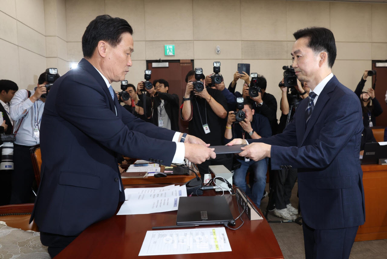 [포토]인사청문회, '선서문 제출하는 김지용 중수청장 후보자'