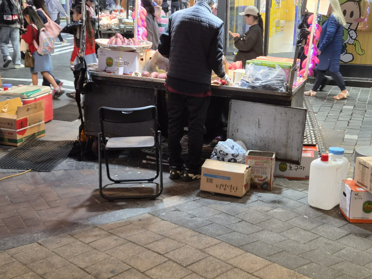불 뿜는 명동 노점, 관광객들 화들짝…소화기 없어도 그만?