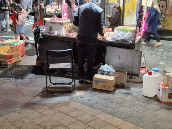 불 뿜는 명동 노점, 관광객들 화들짝…소화기 없어도 그만?