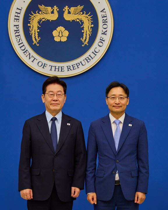 李대통령, 임광현 신임 비서실장에 임명장 수여