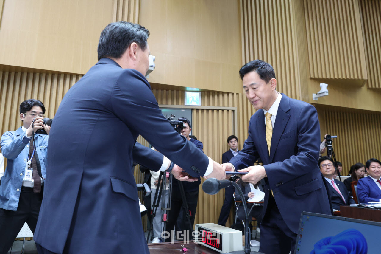 [포토]선서문 전달하는 오세훈 서울시장