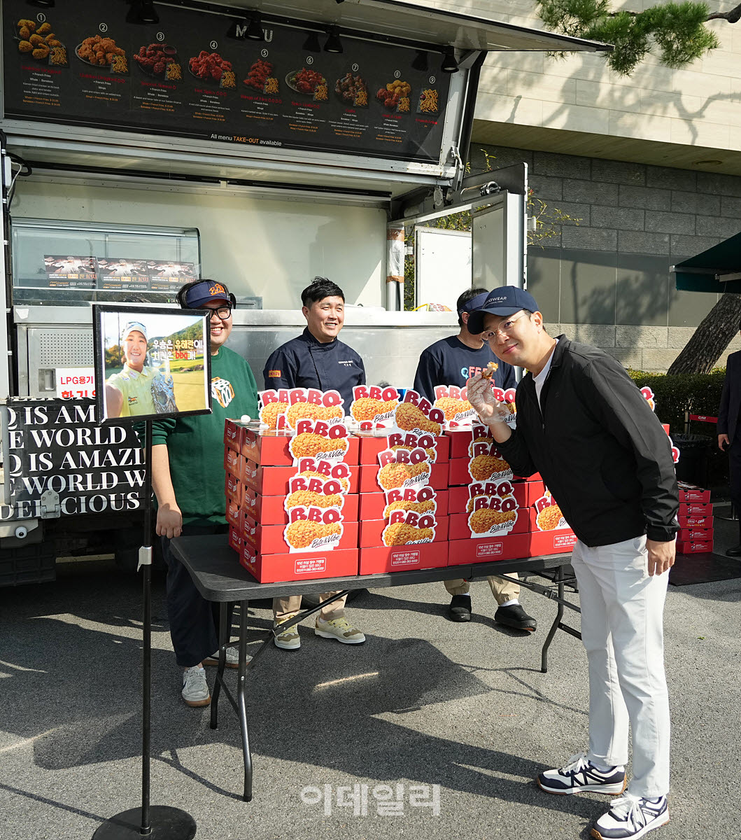 [포토]안현준 아나운서,해란이 덕분에 먹는 맛있는 치킨