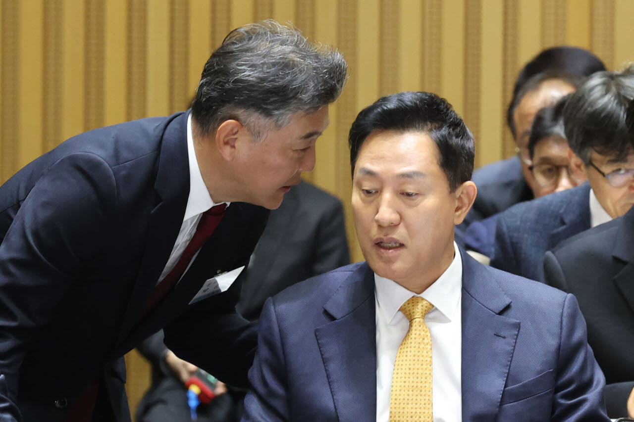 [포토]관계자와 대화하는 오세훈 시장