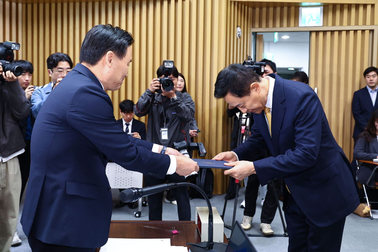 [포토] 오세훈 서울시장, 국정감사 선서문 전달