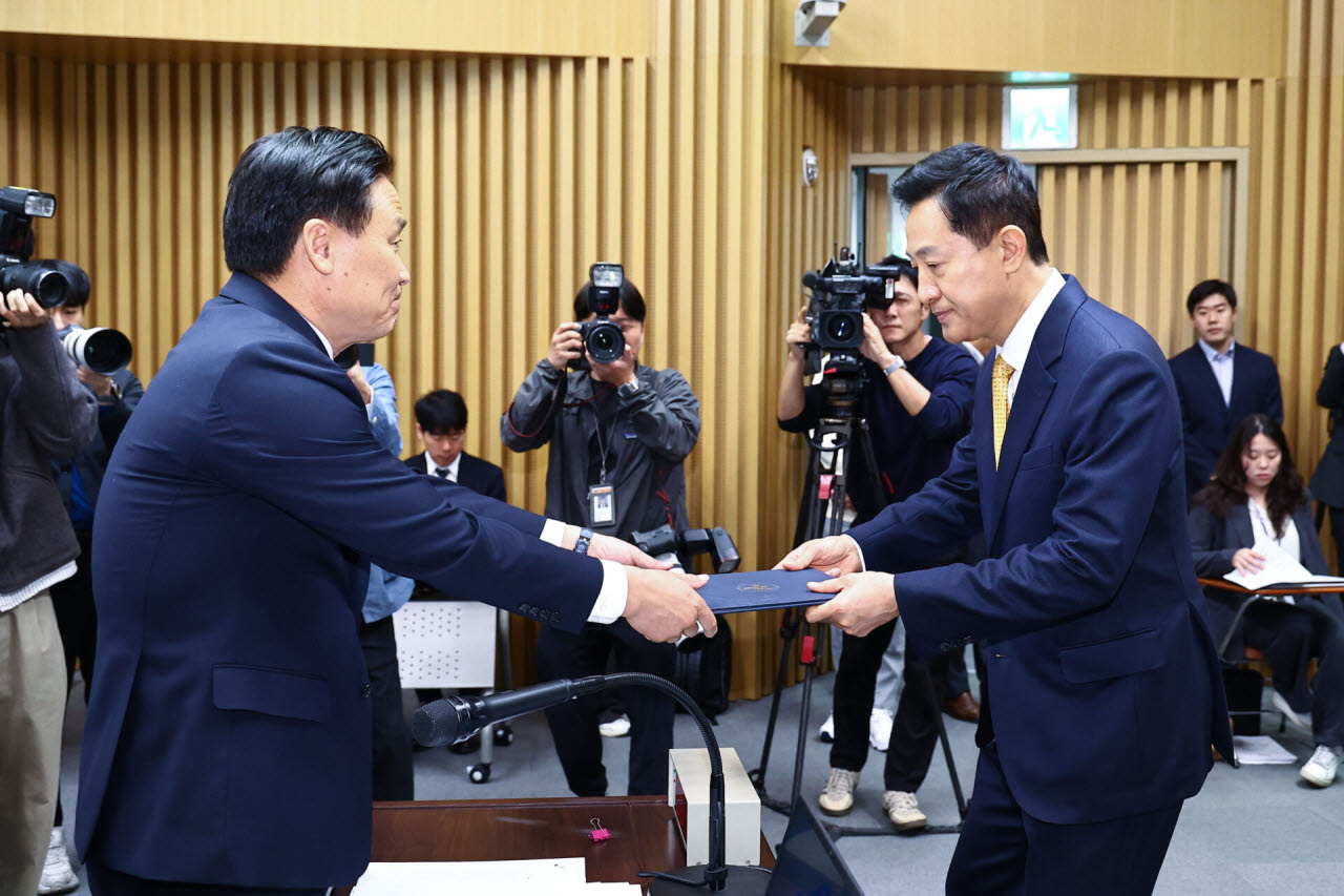 [포토] 국정감사 선서문 전달하는 오세훈 서울시장
