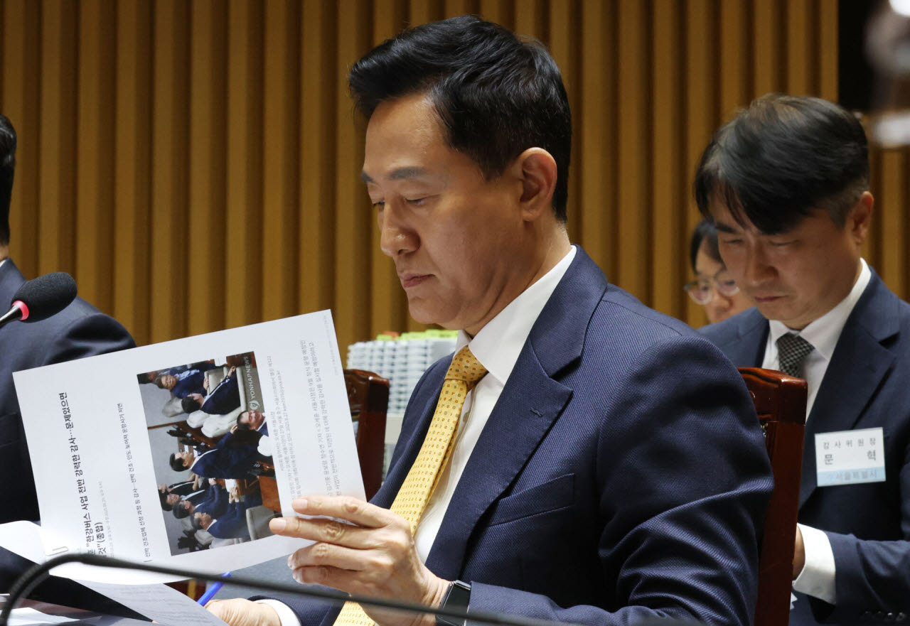 [포토]한강버스 의혹 관련 기사 읽고 있는 오세훈 시장