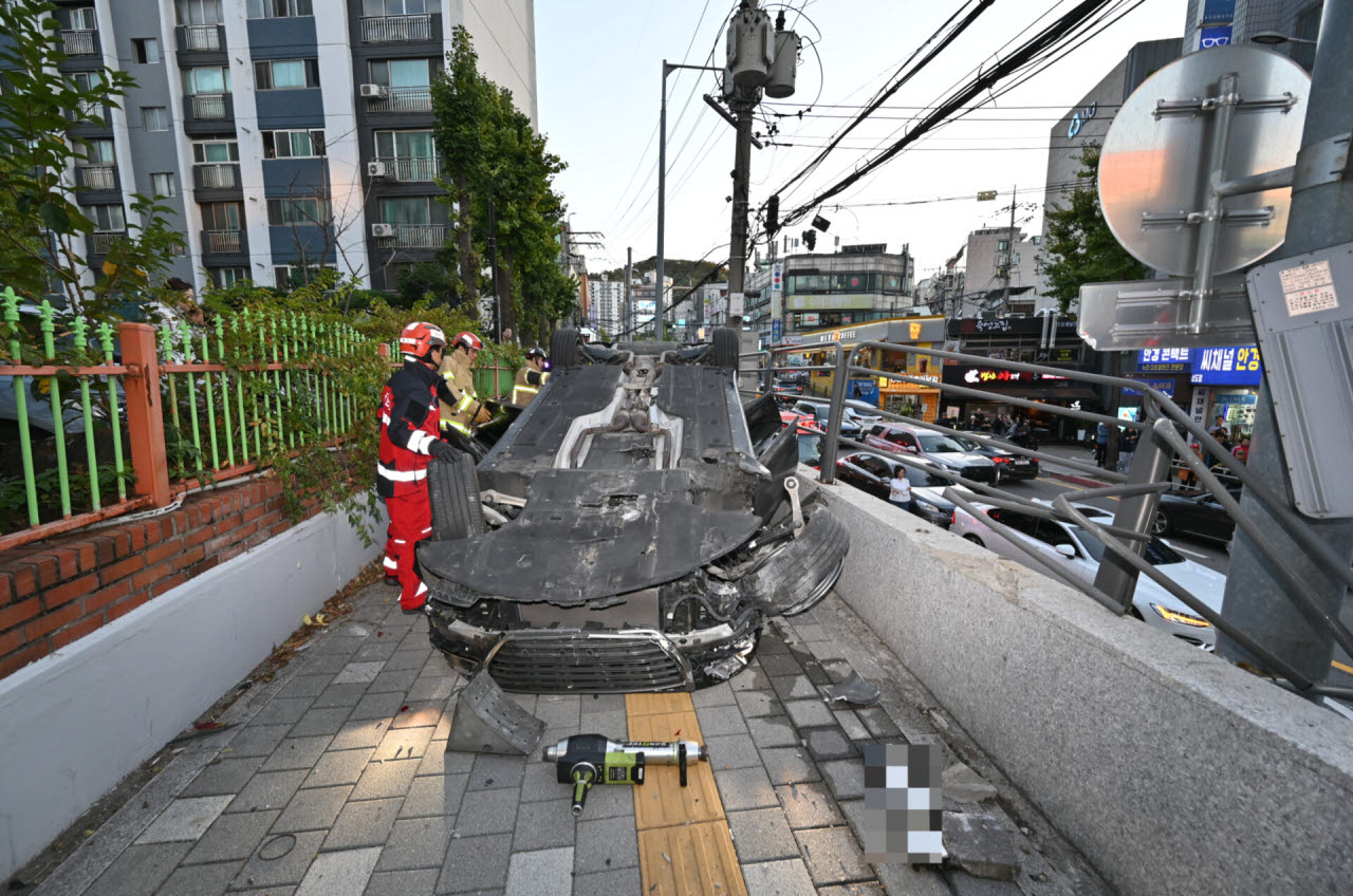 서울 동작구 상도동에서 차량 전복…30대 운전자 사망