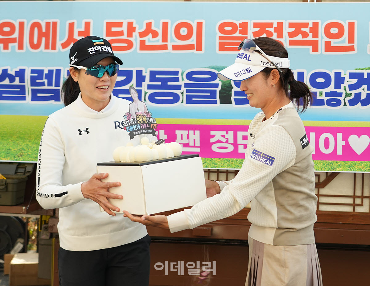[포토]이정민-한진선,은퇴 기념 케잌 전달식