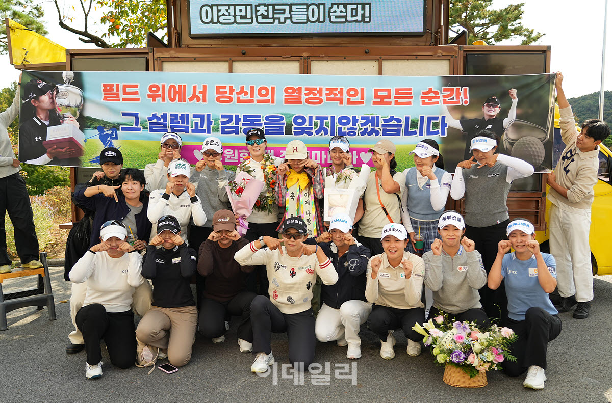 [포토]이정민,눈물의 은퇴식 포즈 잡기