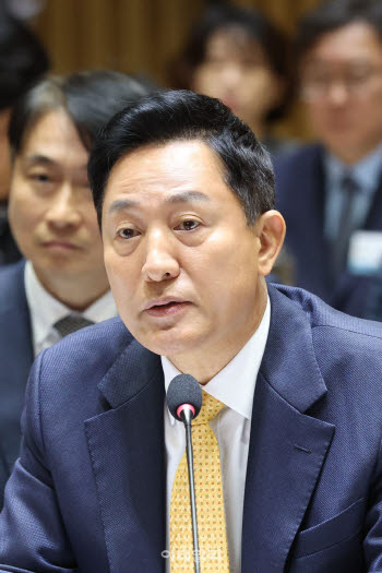 “주택난 정부 정책탓” 역공 나선 吳, 한강버스 논란은 ‘진땀’