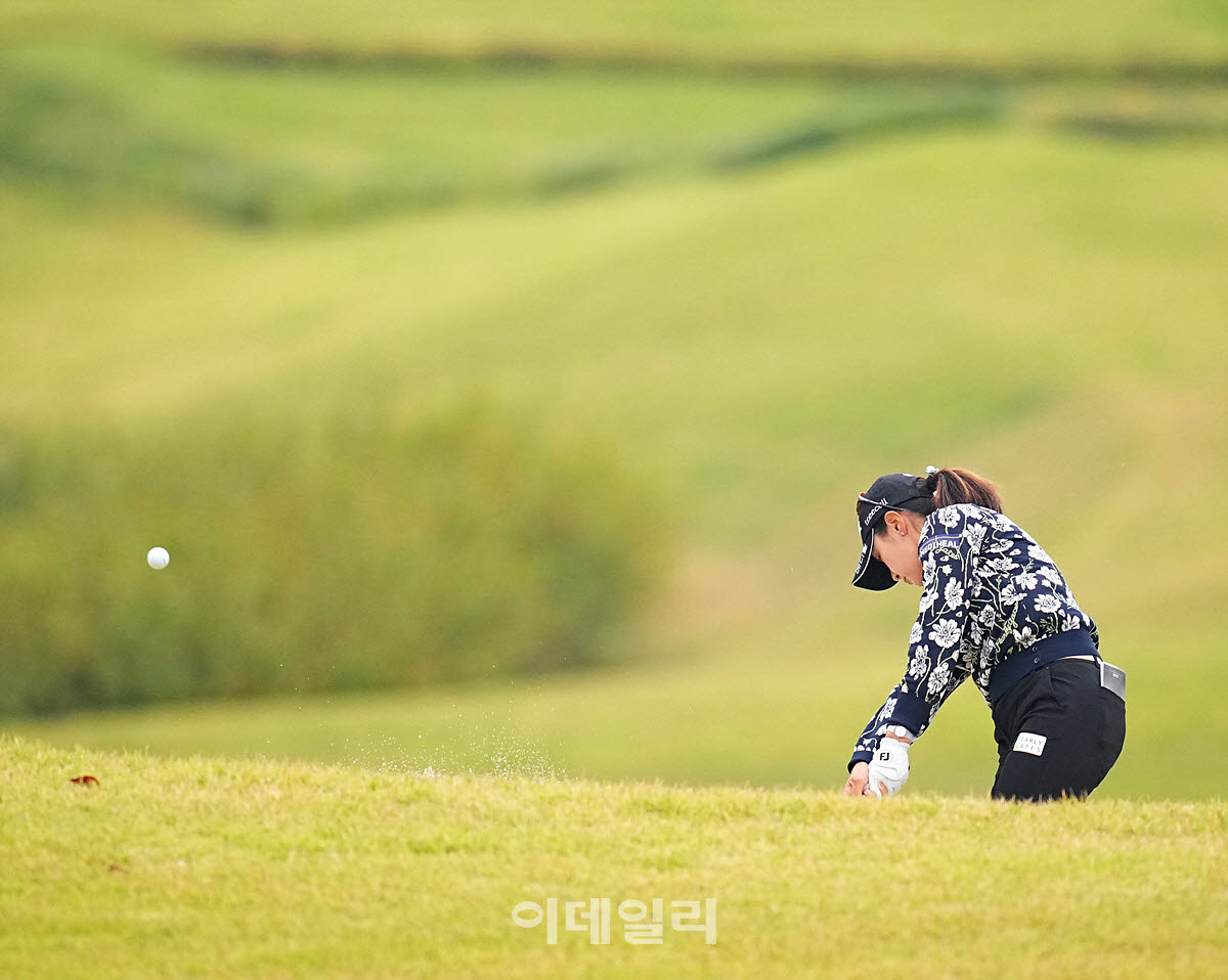 [포토]박현경,깔끔한 페어웨이 벙커 탈출