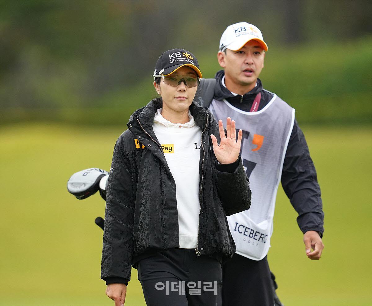 [포토]안송이,선두 향한 손인사