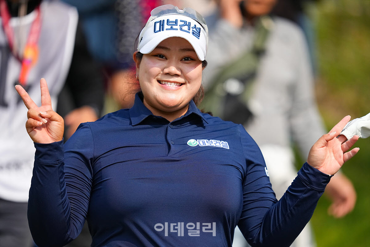 [포토]송은아,첫 승 향한 밝은 브이 출발