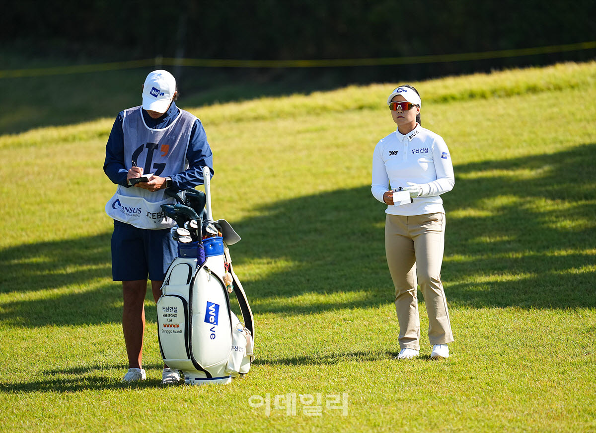 [포토]임희정,공략을 상의한다