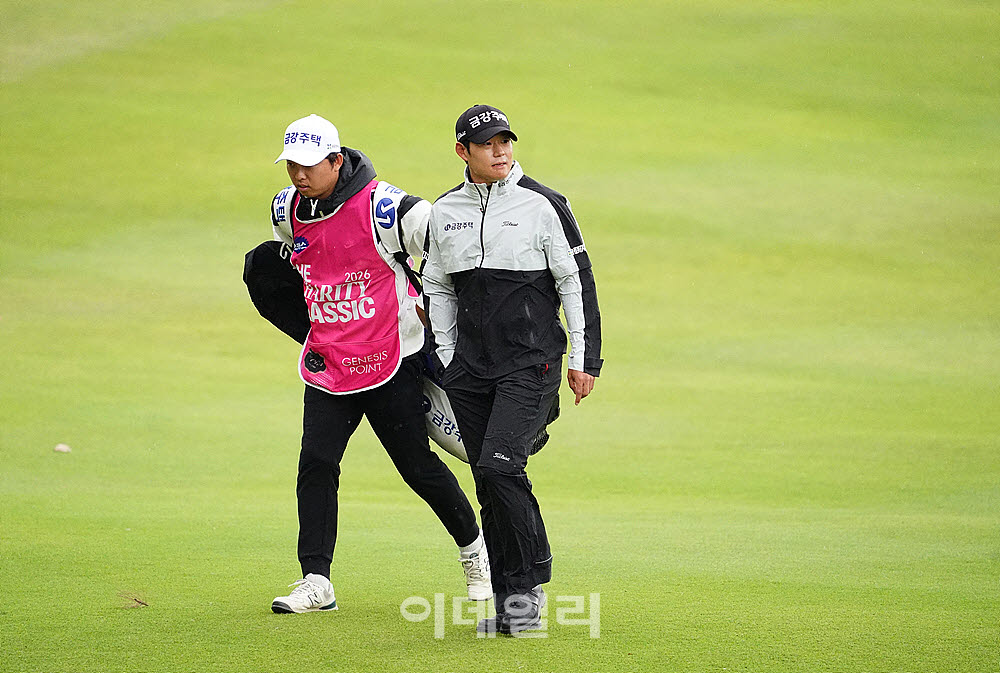 [포토] 신용구, 바람을 뚫고 이동한다