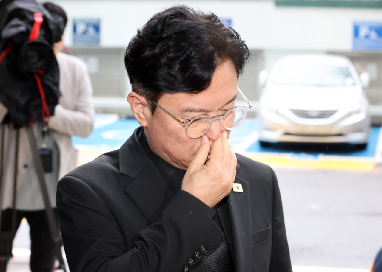 [포토]김영훈 고용노동부 장관, 부천 공장 화재 순직 소방관 빈소 조문