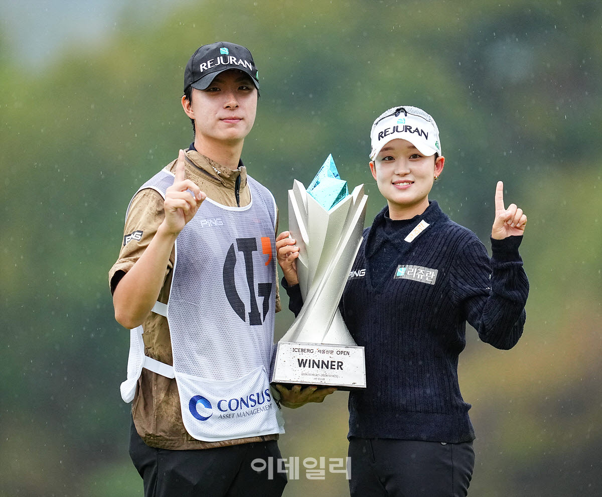 [포토]마서영-캐디 강동훈,함께 이룬 생애 첫 우승
