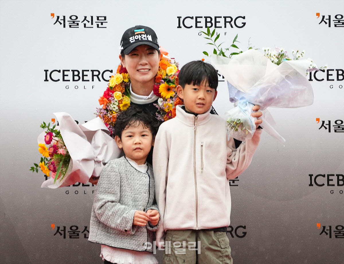 [포토]이정민,조카들과 함께 은퇴 기념 촬영