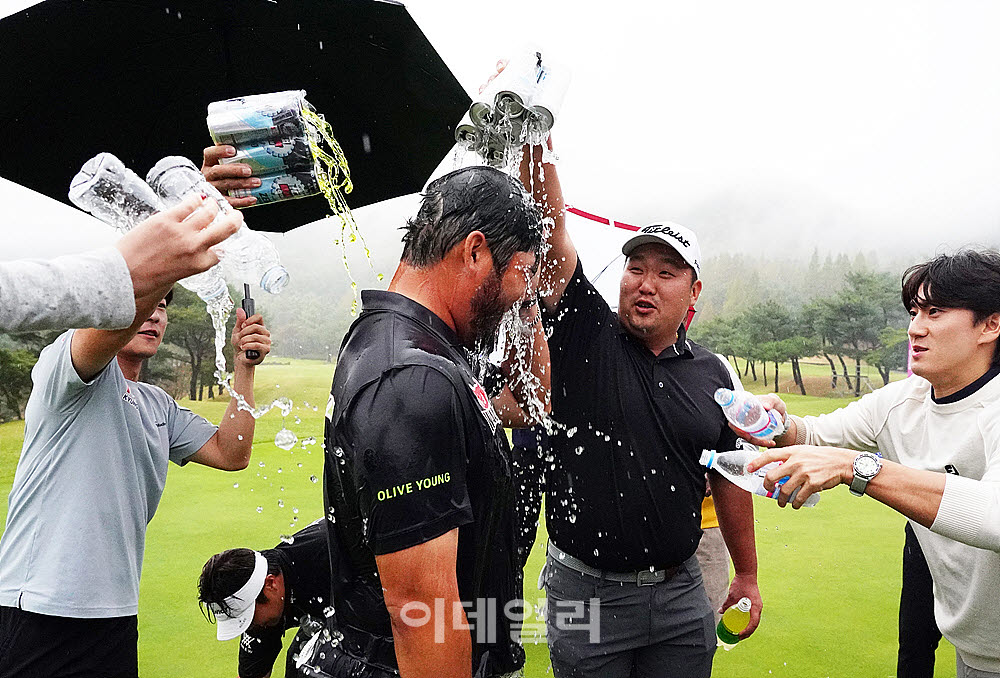 [포토] 정찬민, 늦은 시간에도 축하 해 주는 동료들