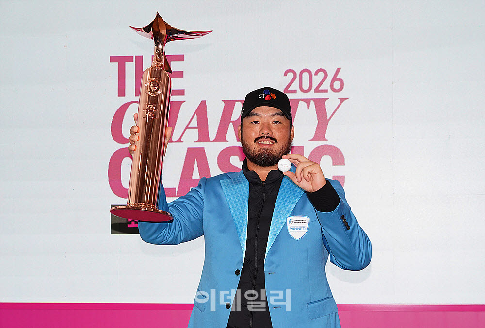 [포토] 정찬민, 도움 준 우승 볼